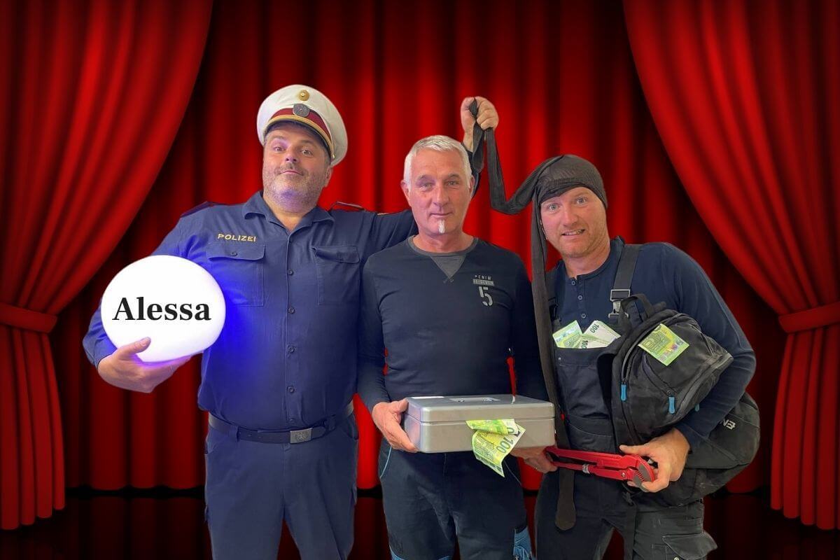 Theatergruppe Stroheim – Komödie Alessa Theatergruppe Stroheim – Szene aus der Komödie Alessa mit Einbrechern, Polizist und Sprachbox