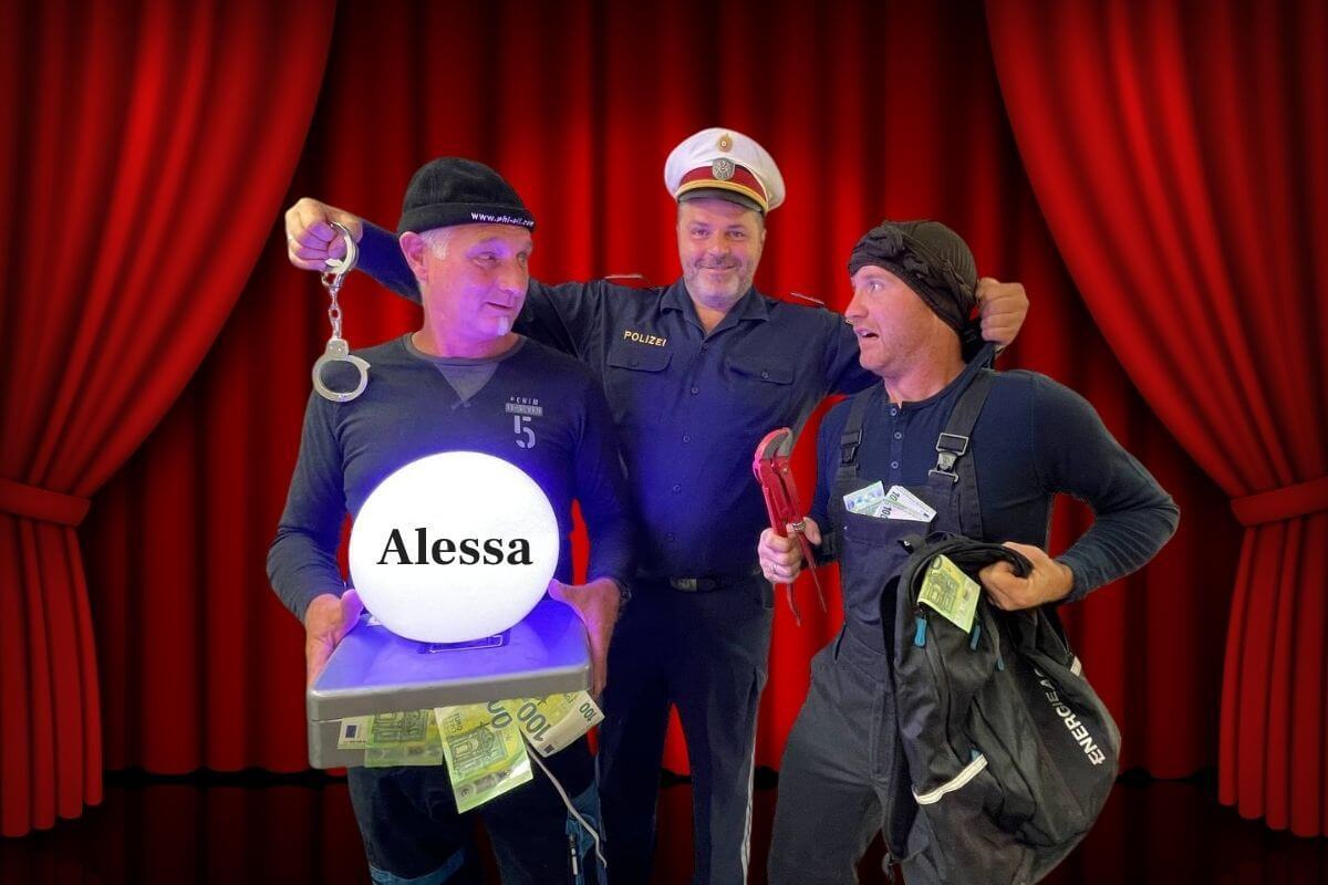 Theatergruppe Stroheim – Komödie Alessa Theatergruppe Stroheim – Komödie Alessa mit Einbrechern und Polizist auf der Bühne